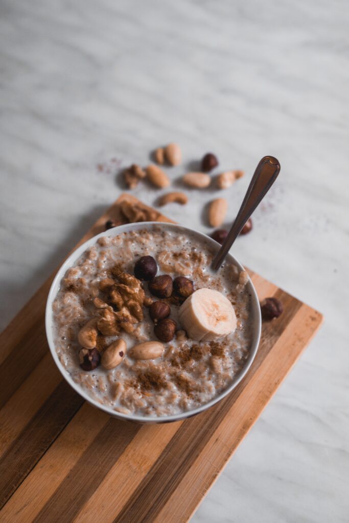 Roasted rice with cinnamon, cardamom and dates